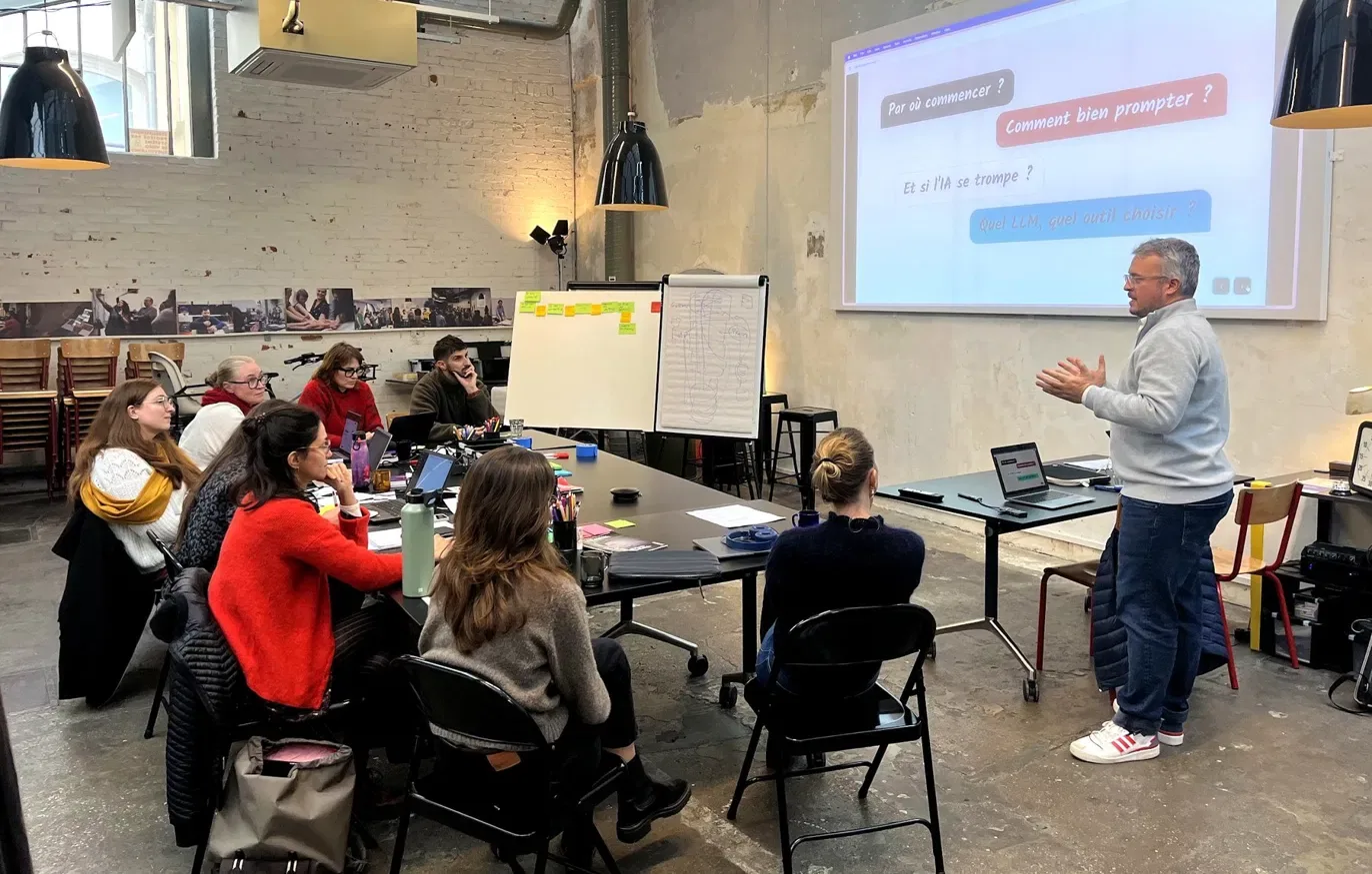 Mickaël David animant une masterclass IA devant un groupe